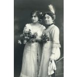 Fischer Emil műterme, Nagyszeben, Erdély, (Hermannstadt), elegáns anya lányával, helytörténet,  monarchia, 1900-as évek, Eredeti fotó, mélynyomóval jelzett papírkép, hátulján ragasztásnyomokkal. 