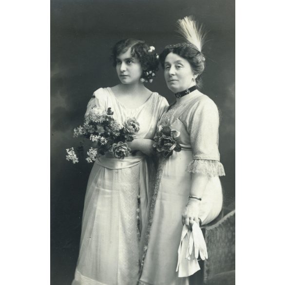 Fischer Emil műterme, Nagyszeben, Erdély, (Hermannstadt), elegáns anya lányával, helytörténet,  monarchia, 1900-as évek, Eredeti fotó, mélynyomóval jelzett papírkép, hátulján ragasztásnyomokkal. 