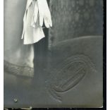 Fischer Emil műterme, Nagyszeben, Erdély, (Hermannstadt), elegáns anya lányával, helytörténet,  monarchia, 1900-as évek, Eredeti fotó, mélynyomóval jelzett papírkép, hátulján ragasztásnyomokkal. 