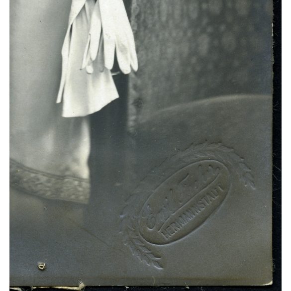 Fischer Emil műterme, Nagyszeben, Erdély, (Hermannstadt), elegáns anya lányával, helytörténet,  monarchia, 1900-as évek, Eredeti fotó, mélynyomóval jelzett papírkép, hátulján ragasztásnyomokkal. 