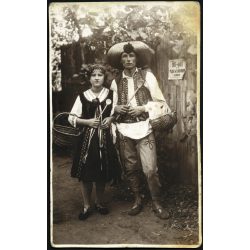   Posfay Andor művészi fényképész, Kispest, fiatal pár magyaros jelmezben, székelyharisnya, bocskor, nemzeti szalag, helytörténet,  Horthy-korszak, 1920-as évek, Eredeti fotó, pecséttel jelzett papírkép.