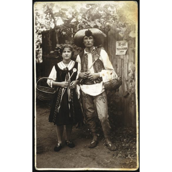 Posfay Andor művészi fényképész, Kispest, fiatal pár magyaros jelmezben, székelyharisnya, bocskor, nemzeti szalag, helytörténet,  Horthy-korszak, 1920-as évek, Eredeti fotó, pecséttel jelzett papírkép.