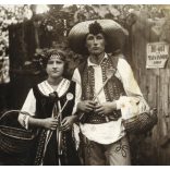 Posfay Andor művészi fényképész, Kispest, fiatal pár magyaros jelmezben, székelyharisnya, bocskor, nemzeti szalag, helytörténet,  Horthy-korszak, 1920-as évek, Eredeti fotó, pecséttel jelzett papírkép.