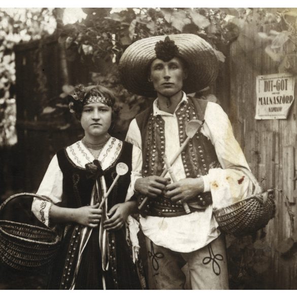 Posfay Andor művészi fényképész, Kispest, fiatal pár magyaros jelmezben, székelyharisnya, bocskor, nemzeti szalag, helytörténet,  Horthy-korszak, 1920-as évek, Eredeti fotó, pecséttel jelzett papírkép.