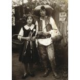 Posfay Andor művészi fényképész, Kispest, fiatal pár magyaros jelmezben, székelyharisnya, bocskor, nemzeti szalag, helytörténet,  Horthy-korszak, 1920-as évek, Eredeti fotó, pecséttel jelzett papírkép.
