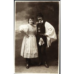   Győri és Boros műterem, Kassa, Felvidék, pár magyaros ruhában, jelmez, bajusz, pipa, monarchia, 1910-es évek, Eredeti fotó, mélynyomóval jelzett  papírkép.