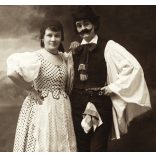 Győri és Boros műterem, Kassa, Felvidék, pár magyaros ruhában, jelmez, bajusz, pipa, monarchia, 1910-es évek, Eredeti fotó, mélynyomóval jelzett  papírkép.