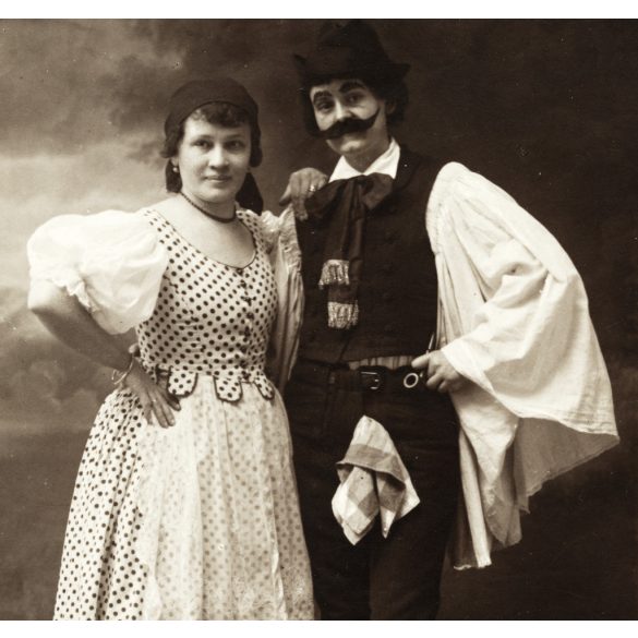 Győri és Boros műterem, Kassa, Felvidék, pár magyaros ruhában, jelmez, bajusz, pipa, monarchia, 1910-es évek, Eredeti fotó, mélynyomóval jelzett  papírkép.
