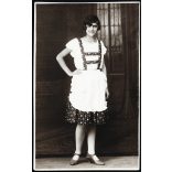 Vendely műterem, Arad, Erdély (Románia), csinos lány kötényben, Horthy-korszak, 1920-as évek, Eredeti fotó, hátulján pecséttel jelzett papírkép.   