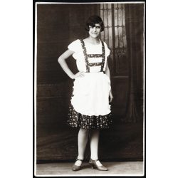   Vendely műterem, Arad, Erdély (Románia), csinos lány kötényben, Horthy-korszak, 1920-as évek, Eredeti fotó, hátulján pecséttel jelzett papírkép.   
