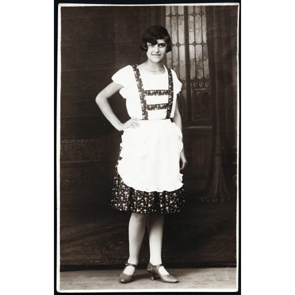 Vendely műterem, Arad, Erdély (Románia), csinos lány kötényben, Horthy-korszak, 1920-as évek, Eredeti fotó, hátulján pecséttel jelzett papírkép.   