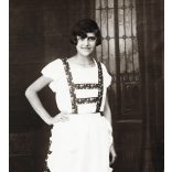 Vendely műterem, Arad, Erdély (Románia), csinos lány kötényben, Horthy-korszak, 1920-as évek, Eredeti fotó, hátulján pecséttel jelzett papírkép.   