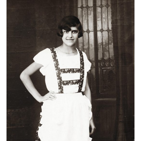 Vendely műterem, Arad, Erdély (Románia), csinos lány kötényben, Horthy-korszak, 1920-as évek, Eredeti fotó, hátulján pecséttel jelzett papírkép.   