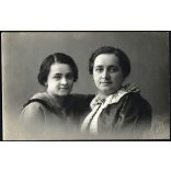 Szabó János verseny műterme, Máramarossziget, Erdély, anya lányával, elegáns nők portréja, monarchia, 1910-es évek, Eredeti fotó, mélynyomóval jelzett, hátulján feliratozott papírkép.  