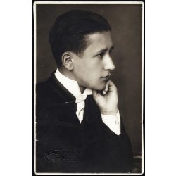   Römischer műterem, Beszterce, Erdély, (Bistrita, Románia), Máramarossziget, Erdély, elegáns fiú portréja, magyaros ruha, monarchia, 1920-as évek, Eredeti fotó, mélynyomóval jelzett, hátulján feliratozott papírkép. 