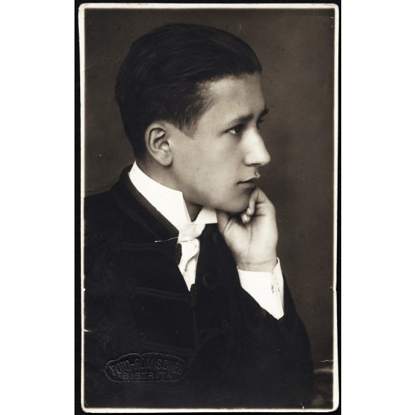 Römischer műterem, Beszterce, Erdély, (Bistrita, Románia), Máramarossziget, Erdély, elegáns fiú portréja, magyaros ruha, monarchia, 1920-as évek, Eredeti fotó, mélynyomóval jelzett, hátulján feliratozott papírkép. 