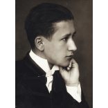 Römischer műterem, Beszterce, Erdély, (Bistrita, Románia), Máramarossziget, Erdély, elegáns fiú portréja, magyaros ruha, monarchia, 1920-as évek, Eredeti fotó, mélynyomóval jelzett, hátulján feliratozott papírkép. 