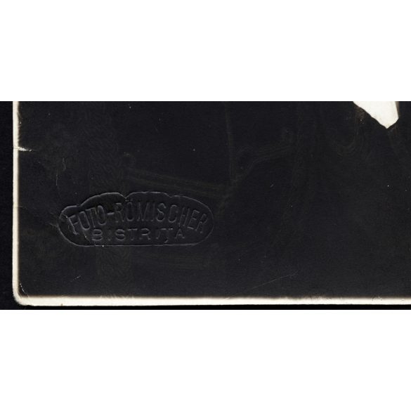 Römischer műterem, Beszterce, Erdély, (Bistrita, Románia), Máramarossziget, Erdély, elegáns fiú portréja, magyaros ruha, monarchia, 1920-as évek, Eredeti fotó, mélynyomóval jelzett, hátulján feliratozott papírkép. 