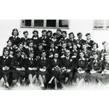 Iskolás lányok magyaros ruhában, Zenta, Vajdaság, magyar sapkajelvény, osztály, tanár, évzáró, helytörténet, Horthy-korszak, 1943, 1940-es évek, Eredeti fotó, hátulján feliratozott papírkép. 