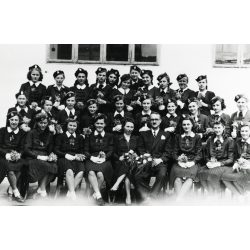   Iskolás lányok magyaros ruhában, Zenta, Vajdaság, magyar sapkajelvény, osztály, tanár, évzáró, helytörténet, Horthy-korszak, 1943, 1940-es évek, Eredeti fotó, hátulján feliratozott papírkép. 