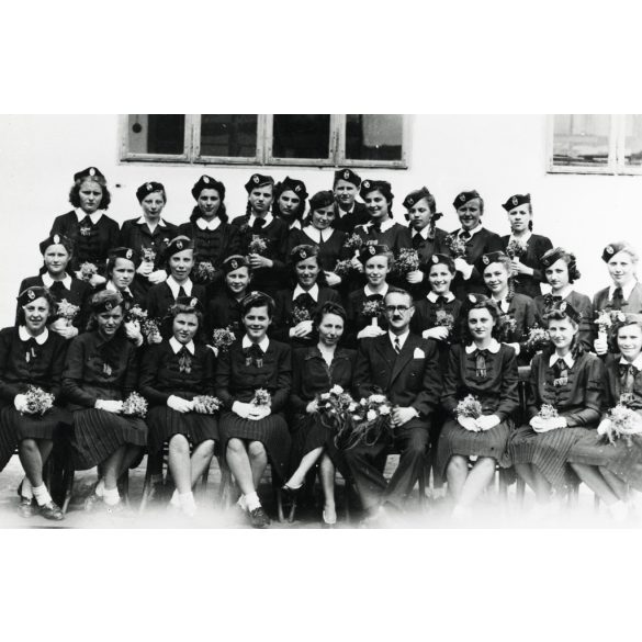 Iskolás lányok magyaros ruhában, Zenta, Vajdaság, magyar sapkajelvény, osztály, tanár, évzáró, helytörténet, Horthy-korszak, 1943, 1940-es évek, Eredeti fotó, hátulján feliratozott papírkép. 