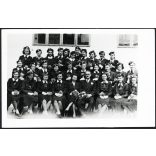 Iskolás lányok magyaros ruhában, Zenta, Vajdaság, magyar sapkajelvény, osztály, tanár, évzáró, helytörténet, Horthy-korszak, 1943, 1940-es évek, Eredeti fotó, hátulján feliratozott papírkép. 