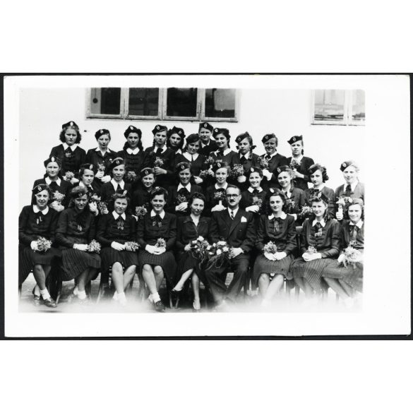 Iskolás lányok magyaros ruhában, Zenta, Vajdaság, magyar sapkajelvény, osztály, tanár, évzáró, helytörténet, Horthy-korszak, 1943, 1940-es évek, Eredeti fotó, hátulján feliratozott papírkép. 