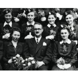 Iskolás lányok magyaros ruhában, Zenta, Vajdaság, magyar sapkajelvény, osztály, tanár, évzáró, helytörténet, Horthy-korszak, 1943, 1940-es évek, Eredeti fotó, hátulján feliratozott papírkép. 