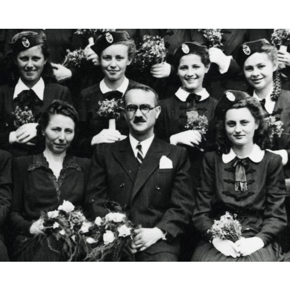 Iskolás lányok magyaros ruhában, Zenta, Vajdaság, magyar sapkajelvény, osztály, tanár, évzáró, helytörténet, Horthy-korszak, 1943, 1940-es évek, Eredeti fotó, hátulján feliratozott papírkép. 