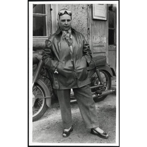Nő motoros ruhában, Pannonia TLT motorkerékpárral, jármű, közlekedés, szocializmus, 1950-es évek, Eredeti fotó, papírkép.   