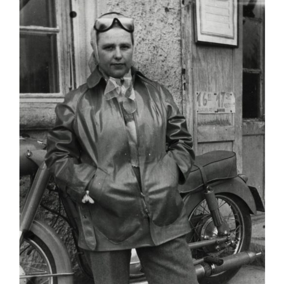 Nő motoros ruhában, Pannonia TLT motorkerékpárral, jármű, közlekedés, szocializmus, 1950-es évek, Eredeti fotó, papírkép.   