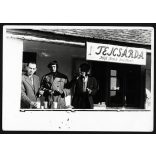 Tejivó, tejcsárda, férfiak reggeliznek, büfé, vendéglátás, Petőfi Termelő Szövetkezet, szocializmus, 1960-as évek, Eredeti fotó, papírkép.   méret megközelítőleg (centiméterben): 6 x 9.5 Használt! Eredeti nagyítás! Nem reprint, nem másolat. Nem ragas