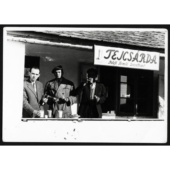 Tejivó, tejcsárda, férfiak reggeliznek, büfé, vendéglátás, Petőfi Termelő Szövetkezet, szocializmus, 1960-as évek, Eredeti fotó, papírkép.   méret megközelítőleg (centiméterben): 6 x 9.5 Használt! Eredeti nagyítás! Nem reprint, nem másolat. Nem ragas