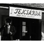 Tejivó, tejcsárda, férfiak reggeliznek, büfé, vendéglátás, Petőfi Termelő Szövetkezet, szocializmus, 1960-as évek, Eredeti fotó, papírkép.   méret megközelítőleg (centiméterben): 6 x 9.5 Használt! Eredeti nagyítás! Nem reprint, nem másolat. Nem ragas