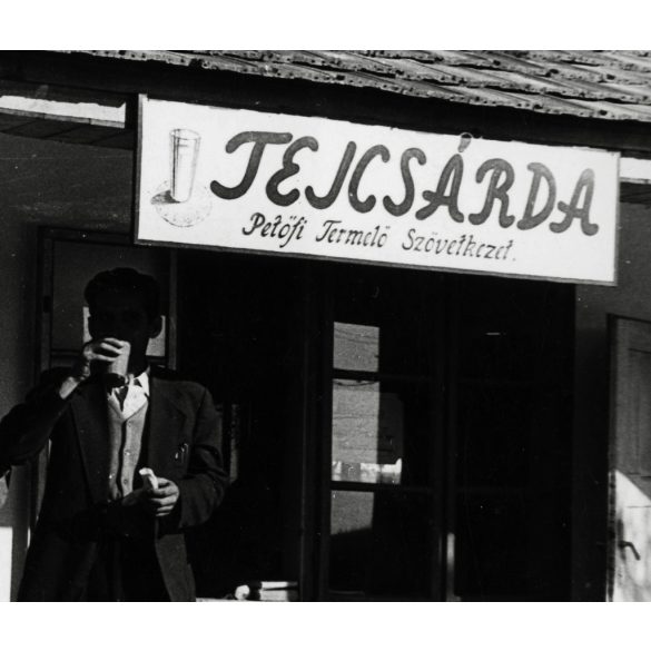 Tejivó, tejcsárda, férfiak reggeliznek, büfé, vendéglátás, Petőfi Termelő Szövetkezet, szocializmus, 1960-as évek, Eredeti fotó, papírkép.   méret megközelítőleg (centiméterben): 6 x 9.5 Használt! Eredeti nagyítás! Nem reprint, nem másolat. Nem ragas