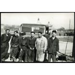 Munkások Csepel teherautóval, jármű, közlekedés, gépkocsi, szerelő, szocializmus, 1960-as évek, Eredeti fotó, papírkép. 