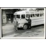 Ikarus autóbusz kalauzzal, Vadász József fodrászüzlet,  jármű, közlekedés, kirakat, reklám, szocializmus, 1950-es évek, Eredeti fotó, papírkép. 