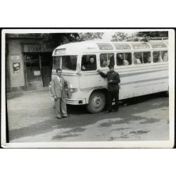   Ikarus autóbusz kalauzzal, Vadász József fodrászüzlet,  jármű, közlekedés, kirakat, reklám, szocializmus, 1950-es évek, Eredeti fotó, papírkép. 