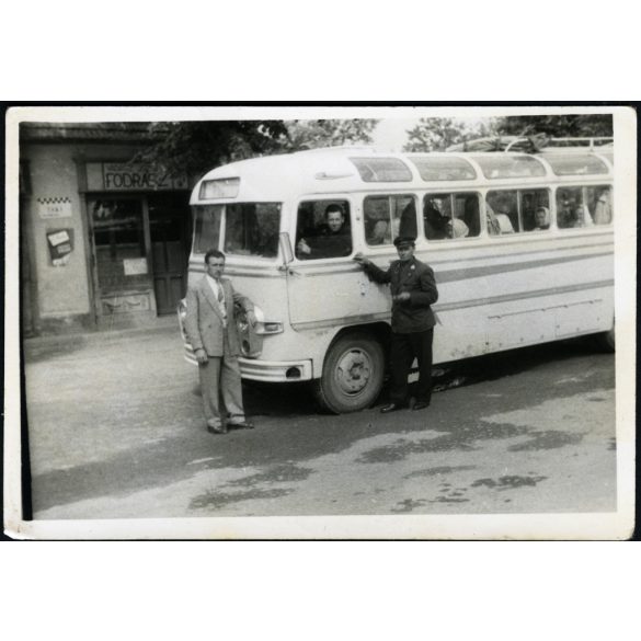 Ikarus autóbusz kalauzzal, Vadász József fodrászüzlet,  jármű, közlekedés, kirakat, reklám, szocializmus, 1950-es évek, Eredeti fotó, papírkép. 