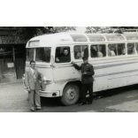 Ikarus autóbusz kalauzzal, Vadász József fodrászüzlet,  jármű, közlekedés, kirakat, reklám, szocializmus, 1950-es évek, Eredeti fotó, papírkép. 