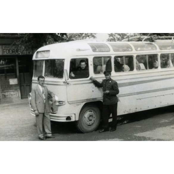 Ikarus autóbusz kalauzzal, Vadász József fodrászüzlet,  jármű, közlekedés, kirakat, reklám, szocializmus, 1950-es évek, Eredeti fotó, papírkép. 