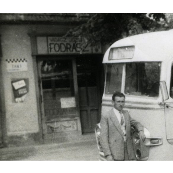 Ikarus autóbusz kalauzzal, Vadász József fodrászüzlet,  jármű, közlekedés, kirakat, reklám, szocializmus, 1950-es évek, Eredeti fotó, papírkép. 
