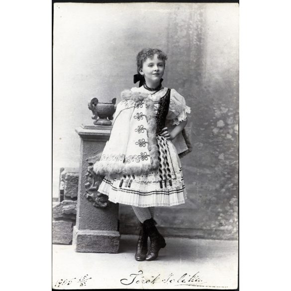 Török Jolika, kislány gyönyörű magyaros ruhában, díszmagyar, monarchia, 1905, 1900-as évek, Eredeti képeslap fotó, papírkép, Besztercebányára címezve.   