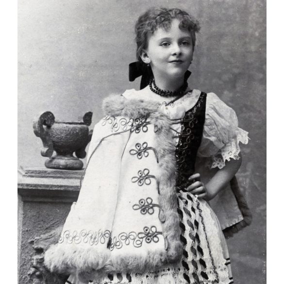 Török Jolika, kislány gyönyörű magyaros ruhában, díszmagyar, monarchia, 1905, 1900-as évek, Eredeti képeslap fotó, papírkép, Besztercebányára címezve.   