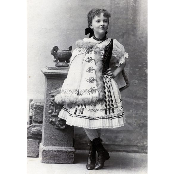 Török Jolika, kislány gyönyörű magyaros ruhában, díszmagyar, monarchia, 1905, 1900-as évek, Eredeti képeslap fotó, papírkép, Besztercebányára címezve.   
