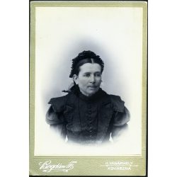   Bogdán Ferenc műterme, Kézdivásárhely (Kovászna), Erdély, előkelő, elegáns nő portréja, „Levétetett 1905 évi május havában.” monarchia, 1905, 1900-as évek, Eredeti, hátulján feliratozott kabinetfotó.  