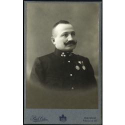   Beck Ödön műterme, Budapest, magyar, K.u.K. katona egyenruhában, bajusz, érdemrend, monarchia, 1910-es évek, Eredeti, hátulján feliratozott kabinetfotó.  