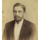 Fekete műterem, Nagyvárad, Erdély, elegáns férfi szakállal, bajusszal, portré, monarchia, 1890-es évek, Eredeti kabinetfotó.  