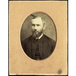 Alfred Adler műterme, Beszterce, Erdély, elegáns férfi szakállal, bajusszal, magyaros ruhában, portré, monarchia, 1880-as évek, Eredeti kabinetfotó eredeti paszpartura ragasztva.  