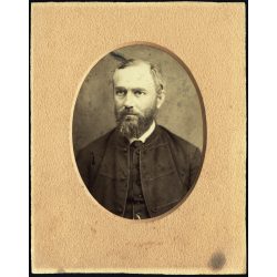   Alfred Adler műterme, Beszterce, Erdély, elegáns férfi szakállal, bajusszal, magyaros ruhában, portré, monarchia, 1880-as évek, Eredeti kabinetfotó eredeti paszpartura ragasztva.  